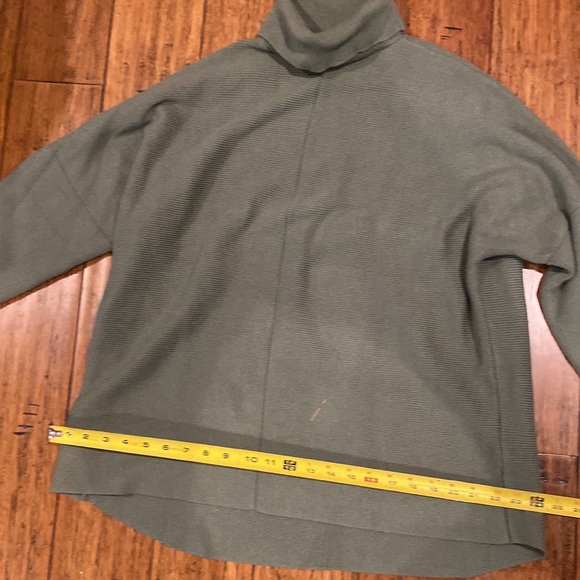 Green turtle neck sweater or dress - Picture 6 of 9